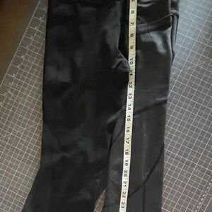 Zyia Pocket Black and Munvot Pocket Dark Grey Capri Leggings